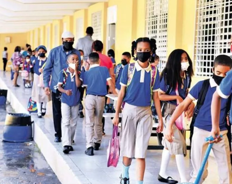 Uso de mascarillas en escuelas y colegios es opcional.