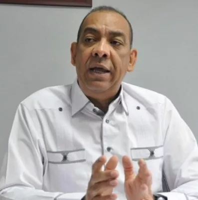 Deligne Ascención, ministro de Obras Públicas.