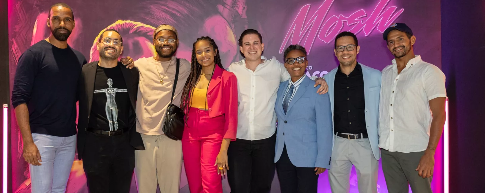 El director de cine Juan Antonio Bisonó junto al elenco de la película que está de estreno.
