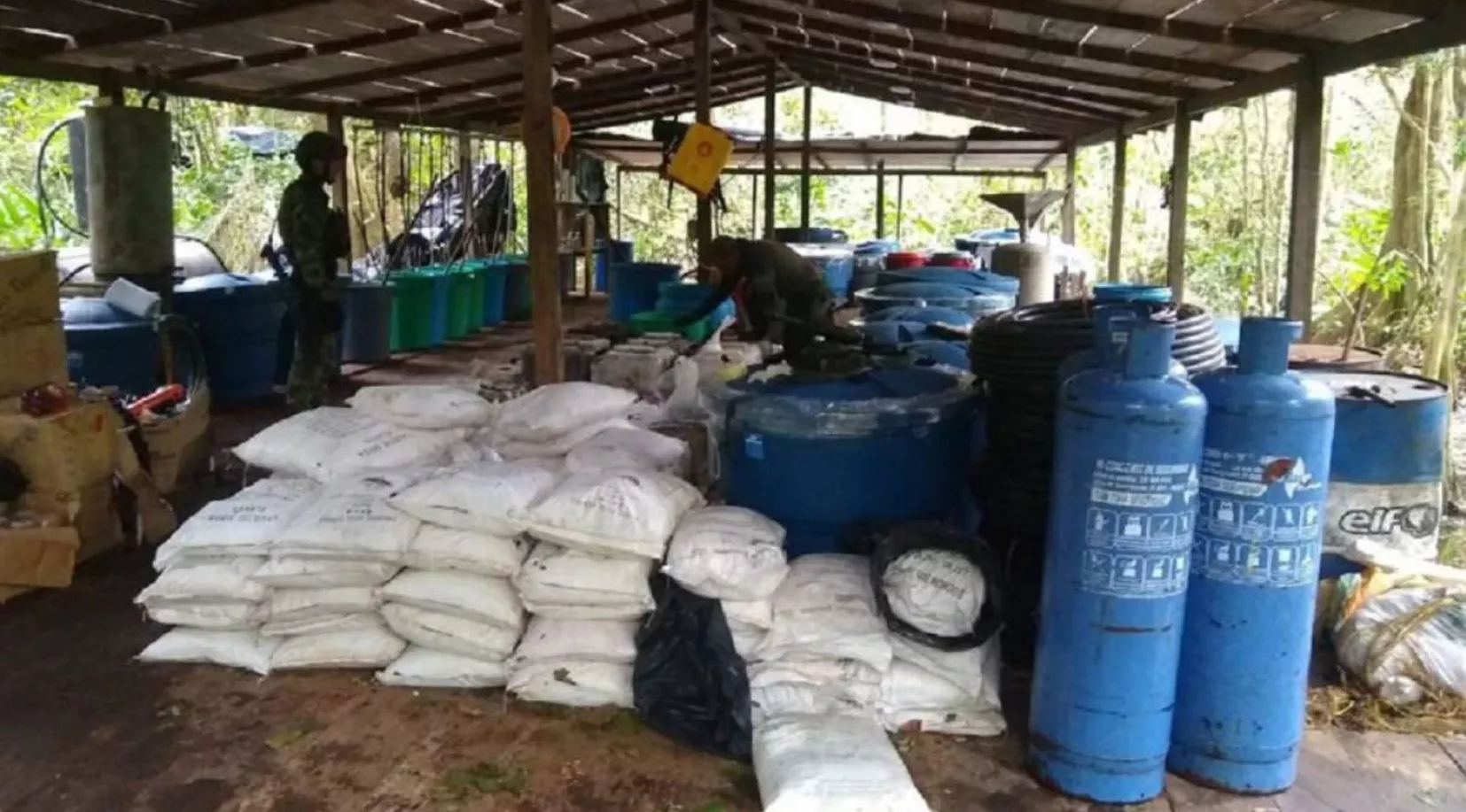 La mayor parte de la cocaína producida en Suramérica proviene de Colombia, Bolivia o  Perú.  fuente externa