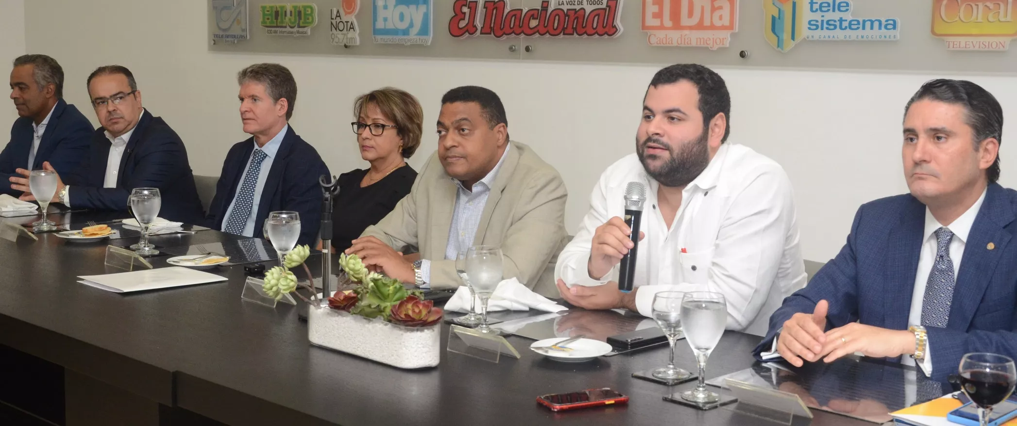 Héctor José Rizek habla en el Almuerzo de los Medios Corripio. Le acompañan Joel Santos, Luis J. Jiménez, José Alfredo Corripio, Kirsis Jáquez y Alvin Martínez Llibre. Los invitados plantearon la idea de un cambio en el sistema a partir de varias propuestas.