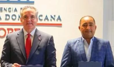 Neney Cabrera y el alcalde Ramón Antonio tras  convenio.