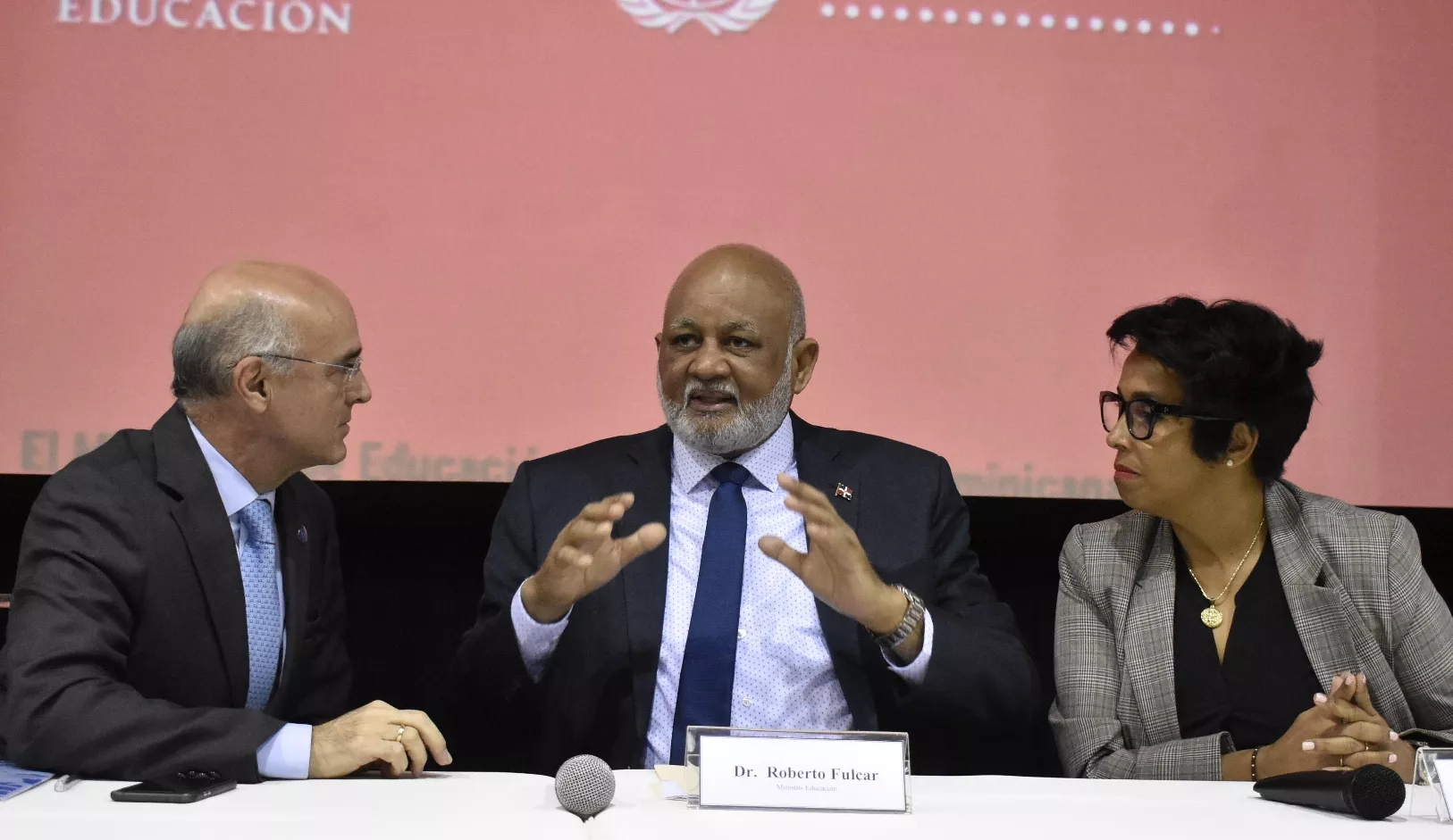 Mauricio Ramírez,  del Sistema de  Naciones Unidas; Roberto Fulcar y Julissa Hernández, en Auditorio Indotel. JOSé DE LEÓN