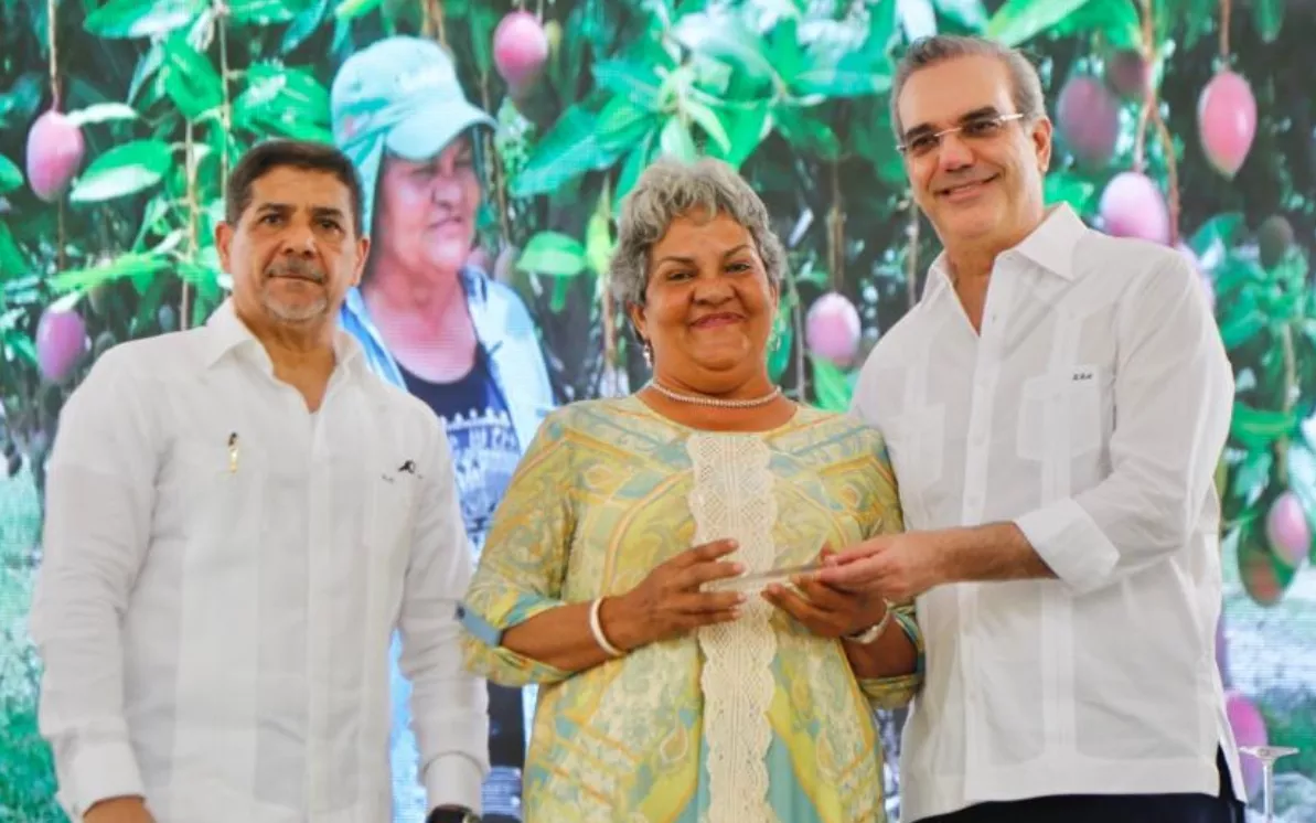 El presidente y el ministro de Agricultura entregan reconocimiento a productora.