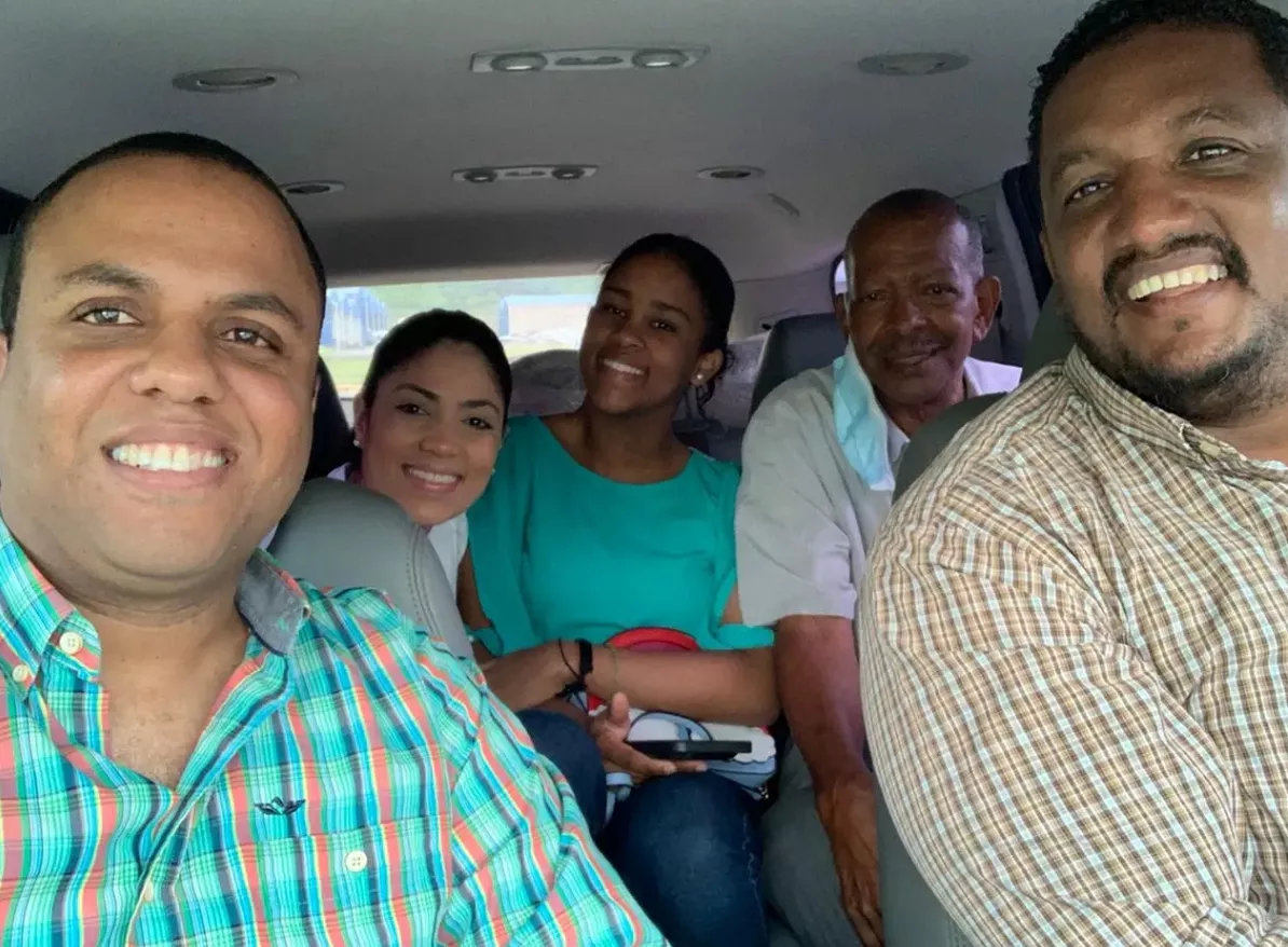 Carlos Guillén Tatis junto a familiares tras su regreso al país. fuente externa