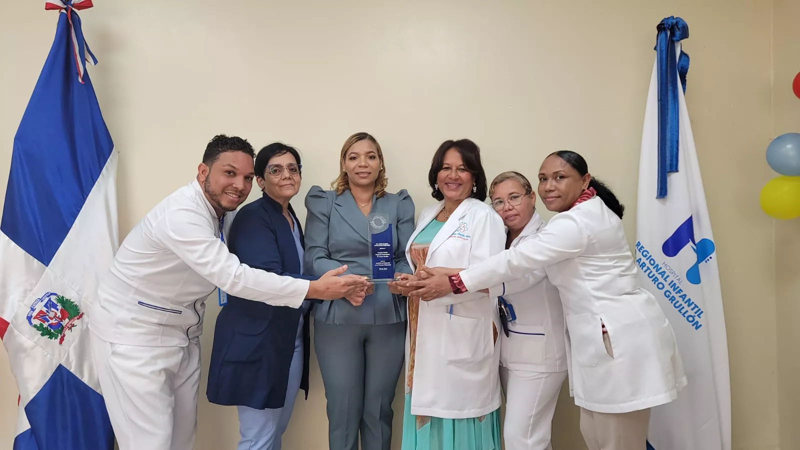 Foto galardón Hospital Arturo Grullon