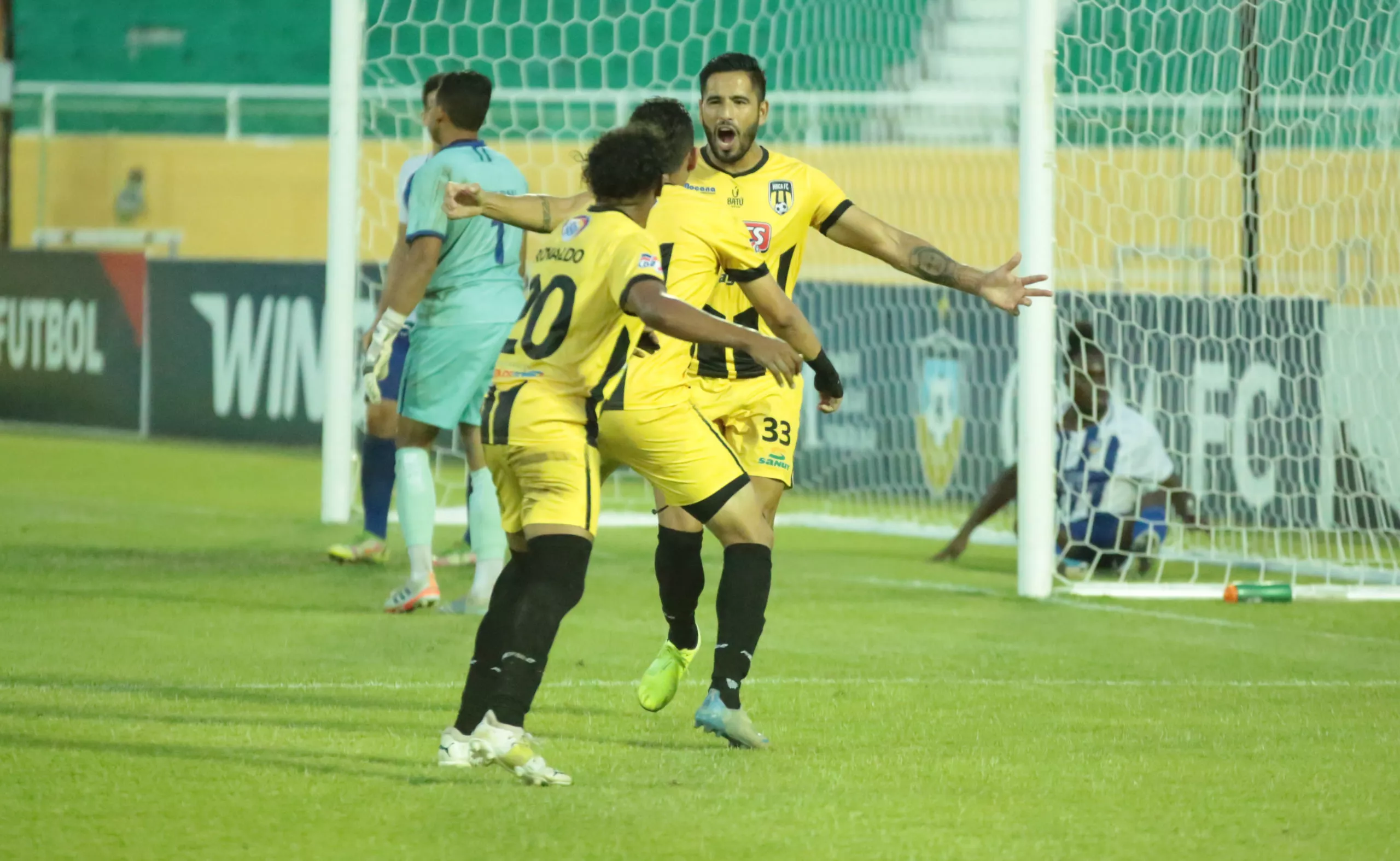 Gustavo Ascona celebra el gol del empate de MOCFA FC