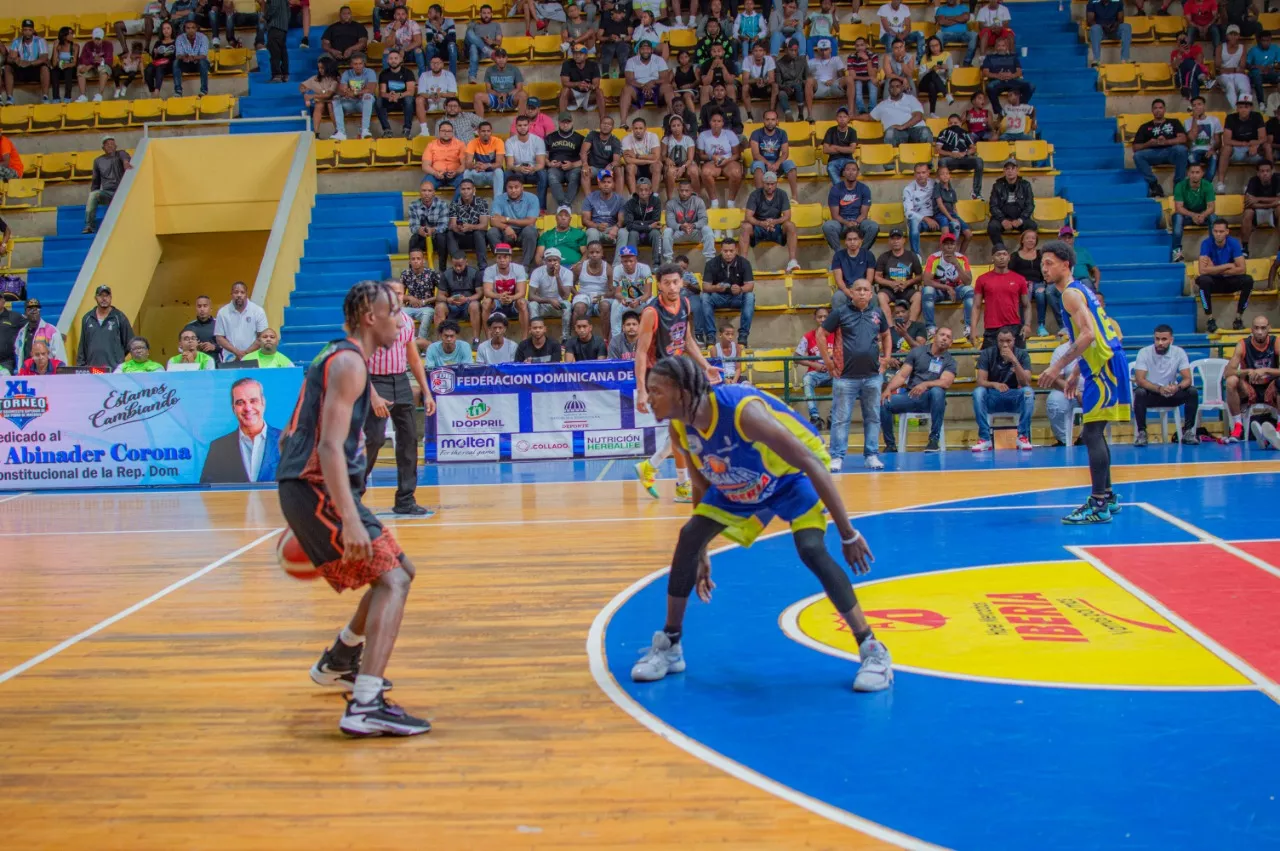 Jassel Pérez, de los Warriors de México, driblea el balón en una acción ofensiva.