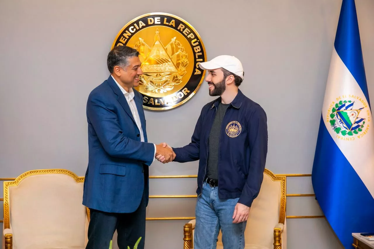 El presidente de El Salvador, Nayib Bukele, se reunió con el presidente de ARAJET, Víctor Pacheco, y las principales autoridades aeronáuticas de la República Dominicana