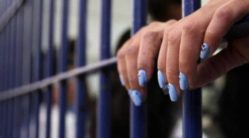 mujerprision-1024×768-1-800×445