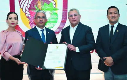 Guarocuya Cabral le hace entrega de la distinción a Manuel Ulises Bonnelly.