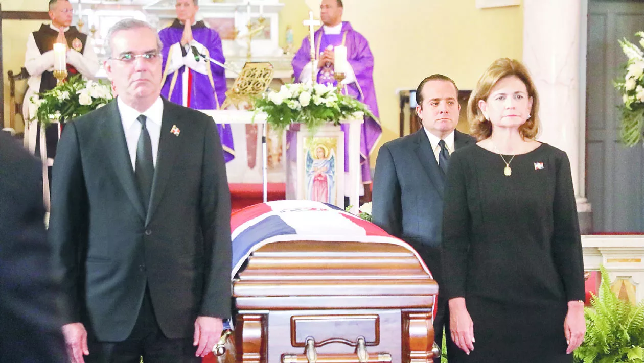 El presidente Luis Abinader, la vicepresidente Raquel Peña, el ministro José Ignacio Paliza y otros funcionarios hicieron guardia de honor en la misa.