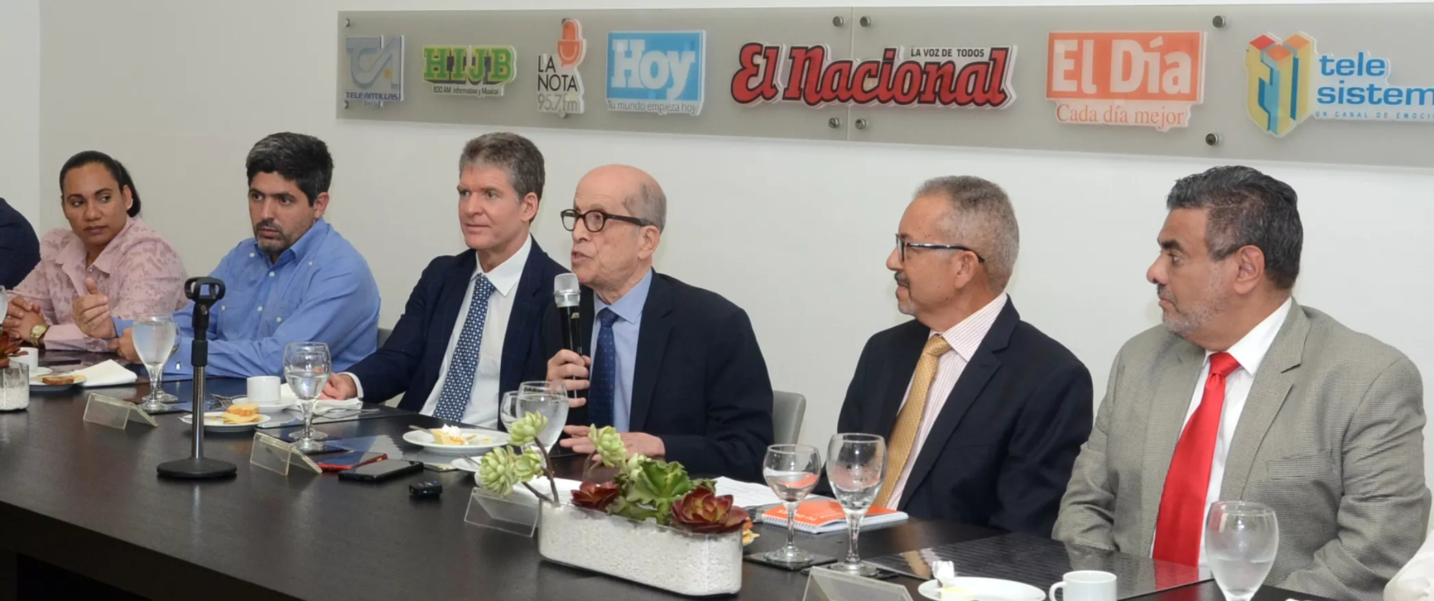 Luz Alcántara, Rodrigo Fincheira,  José Alfredo Corripio,  Max Puig,  Miguel Febles y Alan Ramírez en el Almuerzo del Grupo Corripio.  JORGE GONZÁLEZ