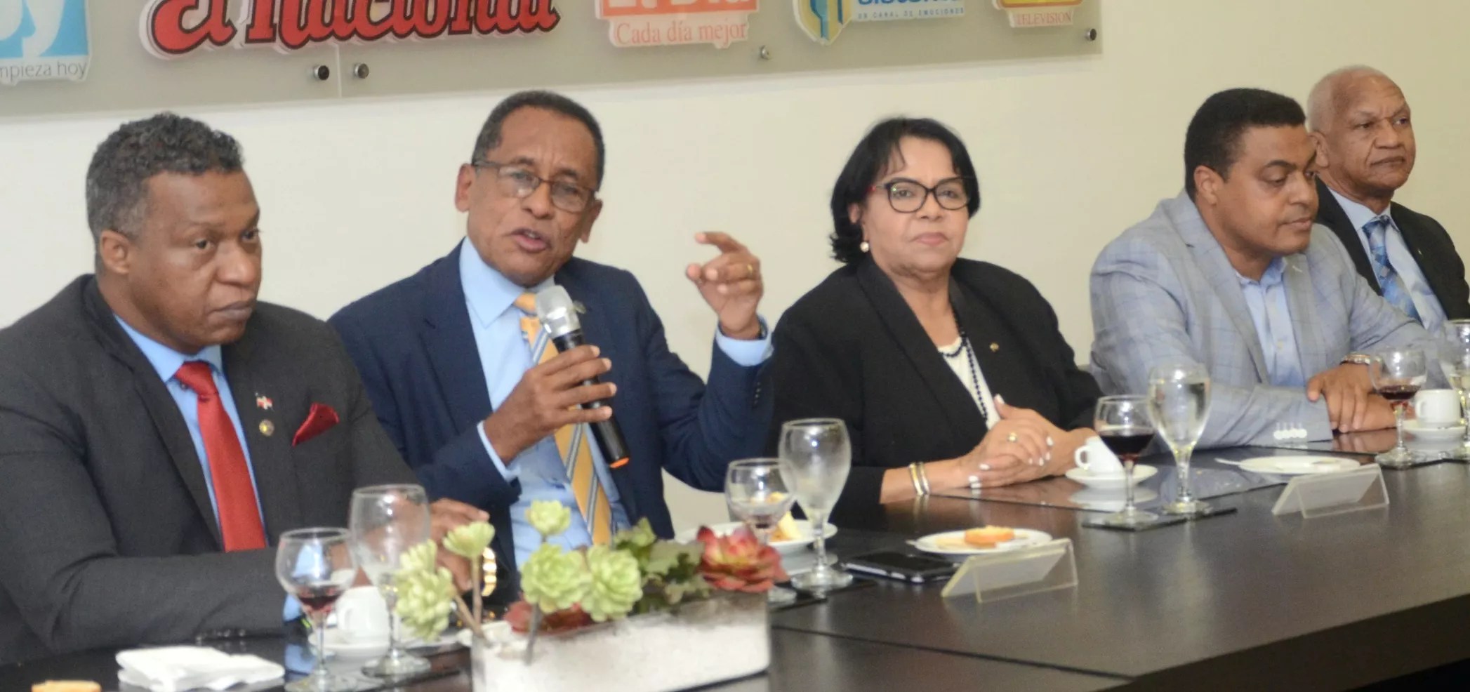 Alejandro Ozuna, Antonio Medina, Emma Polanco, rectora de la UASD,  junto a José P. Monegro, director de EL DÍA,  y Mauro Canario.  JORGE GONZáLEZ.