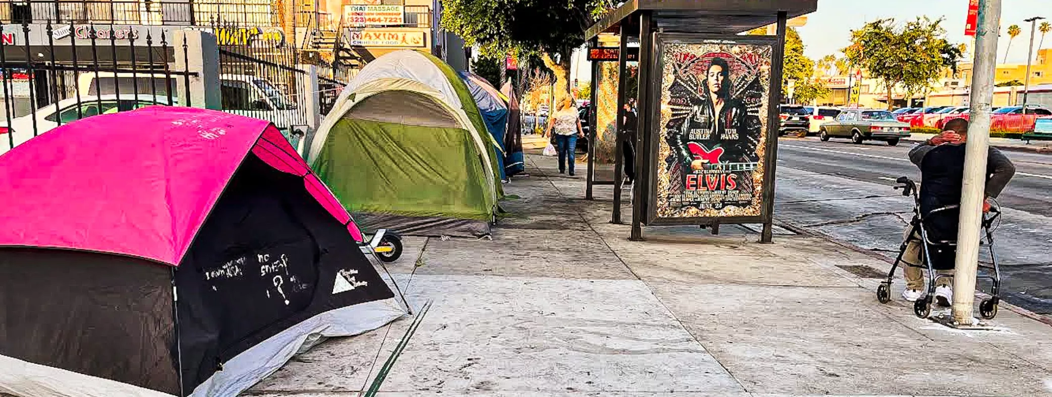 Personas pernoctan en tiendas de acampar en la avenida  Hollywood Boulevard, mejor conocida como “El Paseo de las Estrellas”.