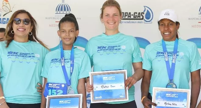 Los ganadores de la carrera, en la categoría femenino 5km.