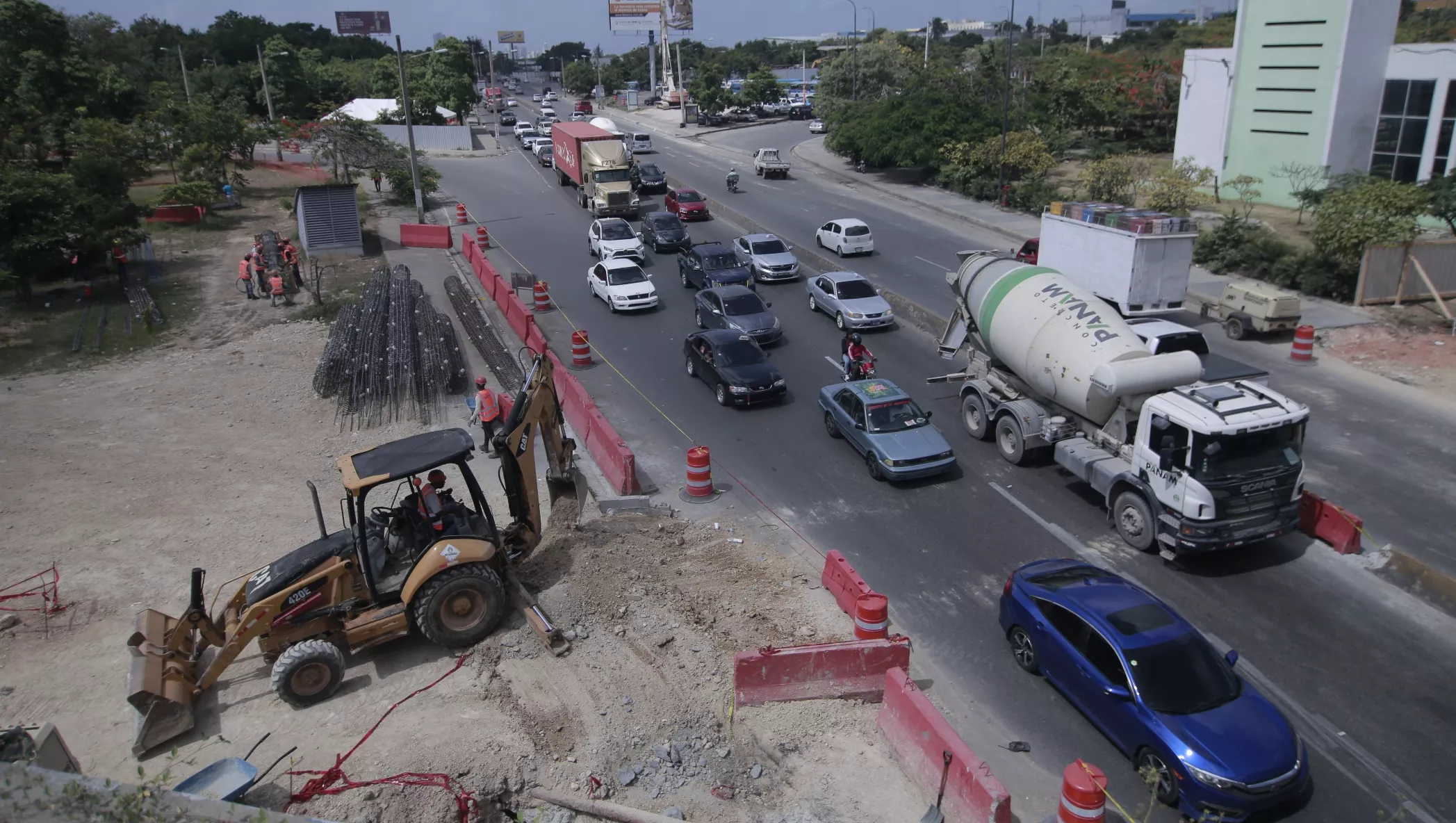 El “cuello de botella” que se genera de sur a norte por el desnivel de la  Luperón quedará resuelto con la ampliación a seis carriles.   FOTO ELISER TAPIA