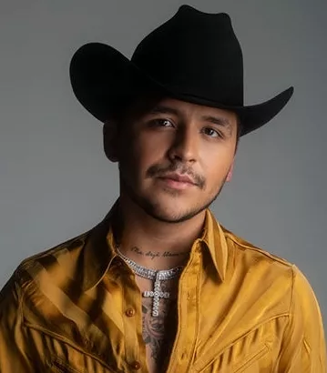 Christian Nodal se siente bien con música regional.