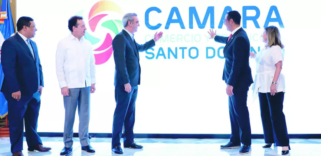 Presidente Abinader realiza toque simbolico de pantalla donde quedó formalizado el lanzamiento de la plataforma.