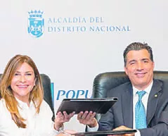 Carolina Mejía y Christopher Paniagua firman acuerdo.