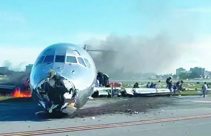 El avión, un SRL de la aerolínea Red Air, tuvo un fuerte golpe en el morro.