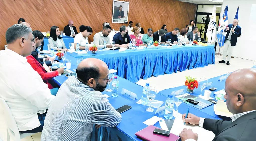 Autoridades dominicanas reunidas para discutir y poner en marcha las nuevas acciones ante la situación migratoria.
