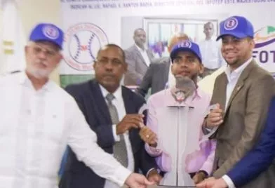 José Samuel Núñez entrega copa al  Comité Organizador.