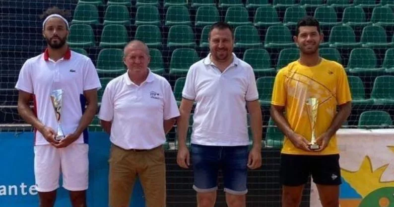 Nick Hard, izquiersa, con el trofeo obtenido en España