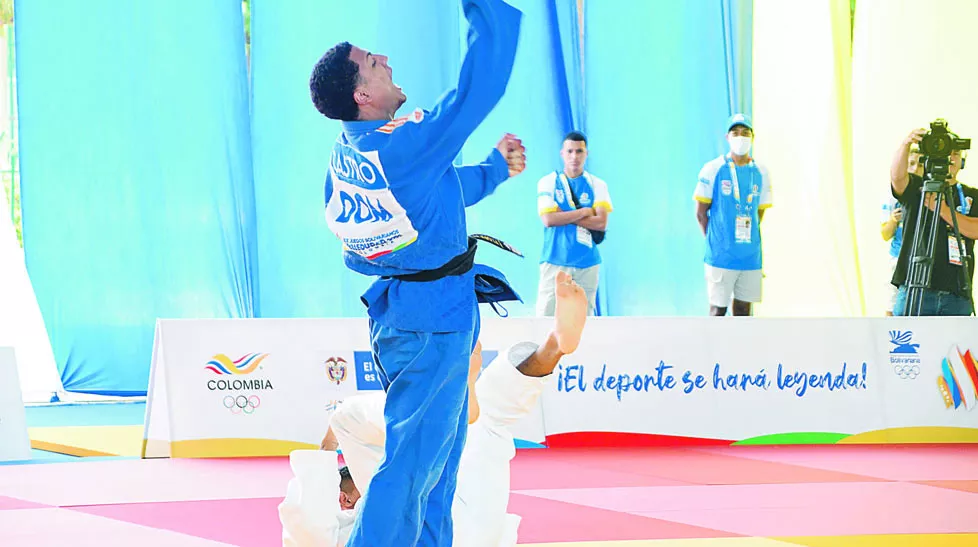 Albis Castro celebra tras vencer a Daniel Paz   durante la jornada final de las competencias en los Juegos Bolivarianos .