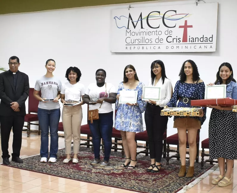 Grupo de jóvenes agraciadas  con becas y laptops.