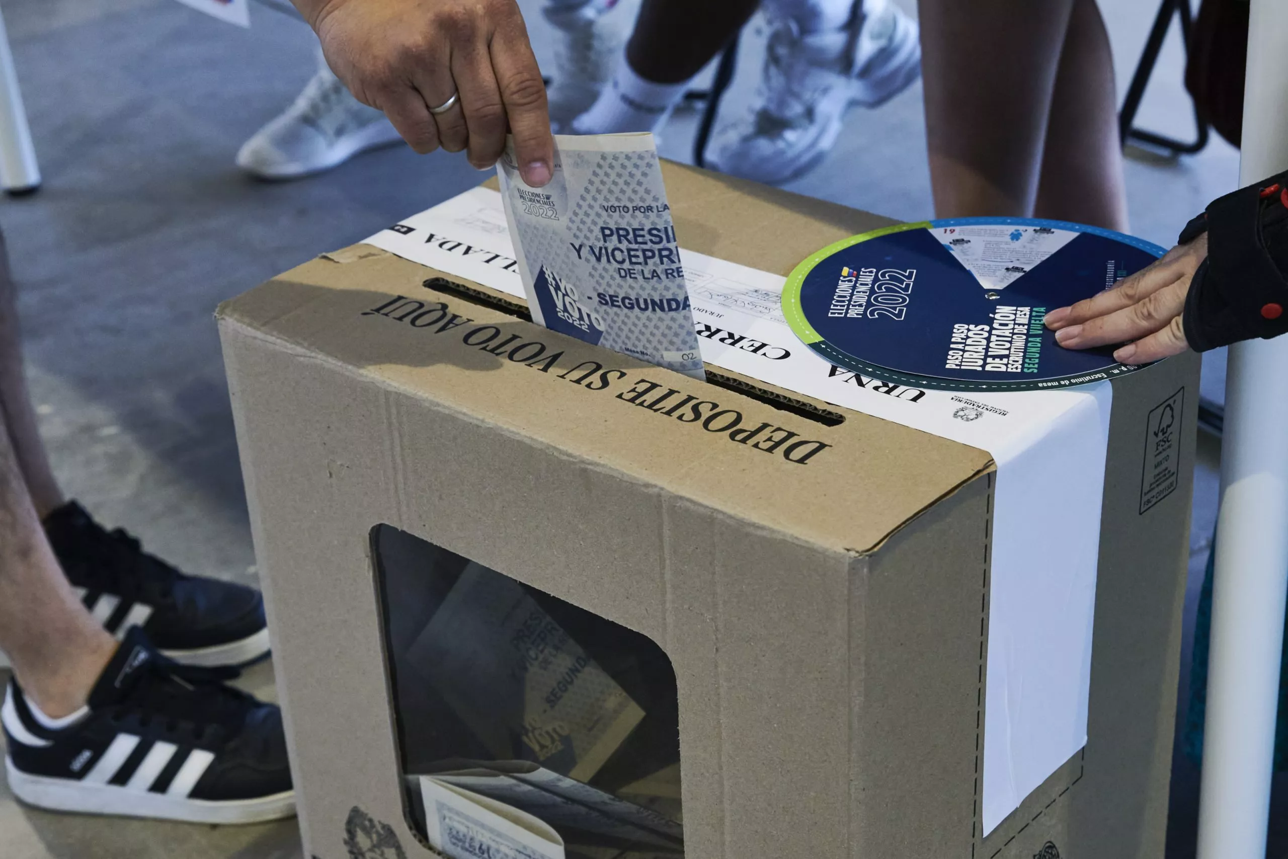 Colombianos votan desde España en las elecciones de su país