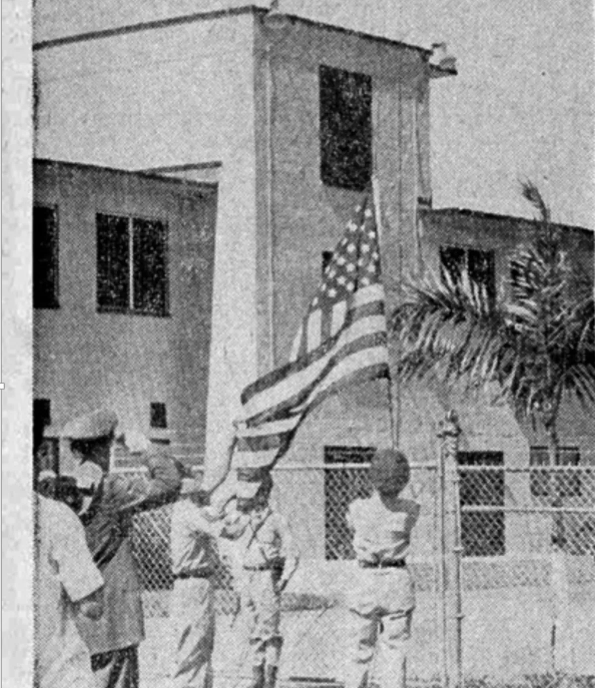 Momento en que es arriada la bandera norteamericana durante acto de cierre formal de las instalaciones.  Fuente: AGN, El Caribe, 7 noviembre 1962.