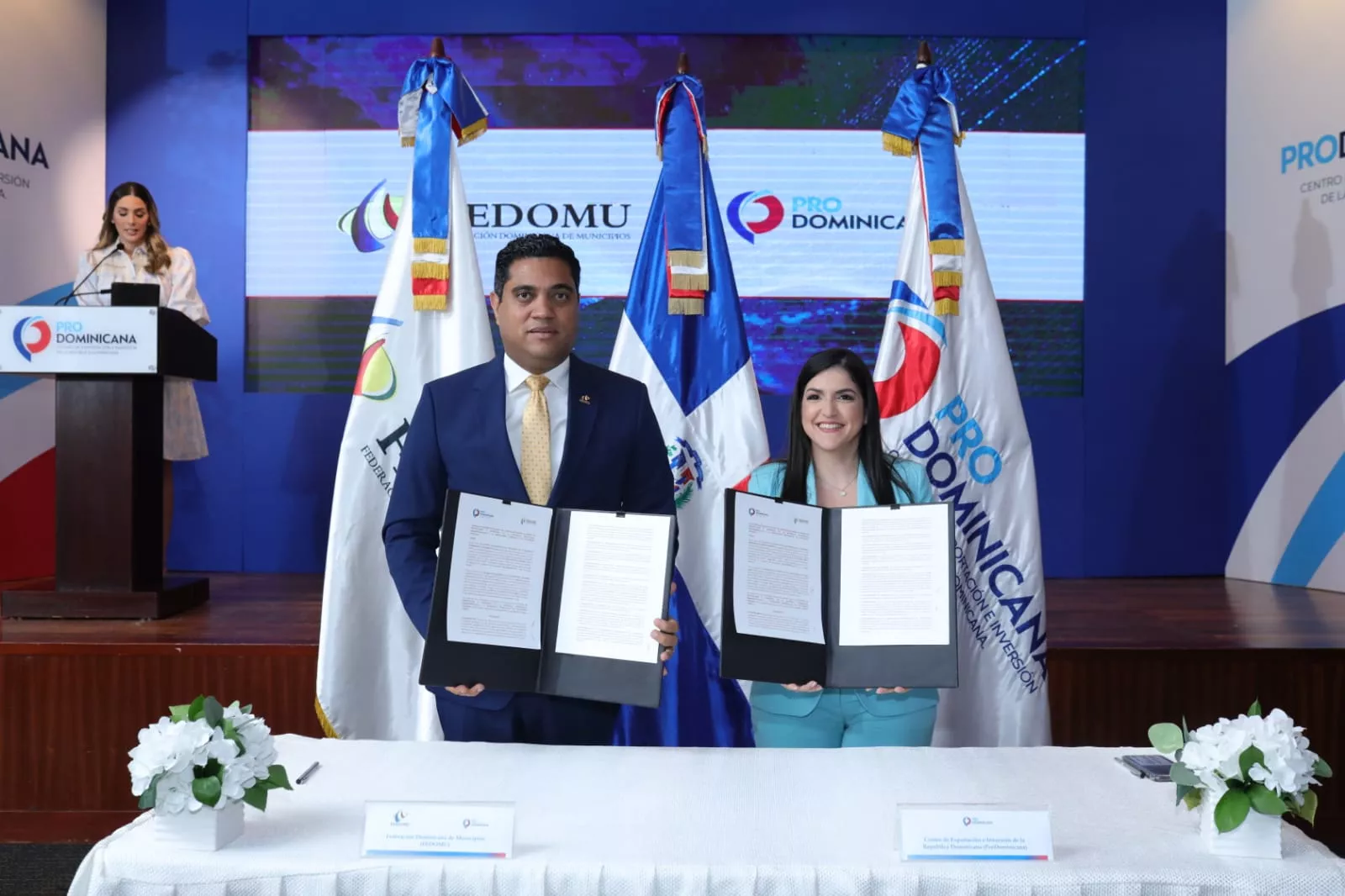 Kelvin y Biviana firman acuerdo