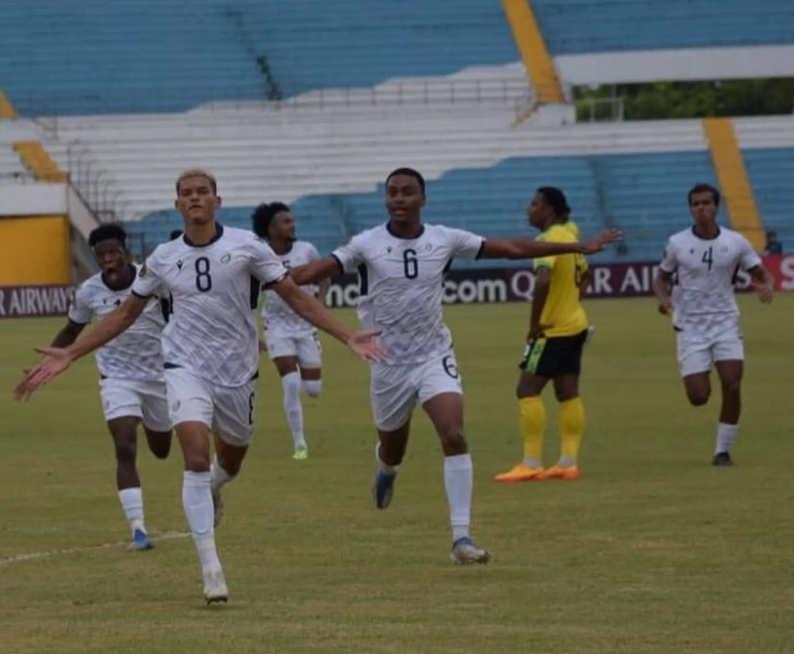 Ángel Montes de Oca  seguido de sus compañeros celebran  el  gol de la victoria  dominicana  sobre Jamaica .  fuente   externa