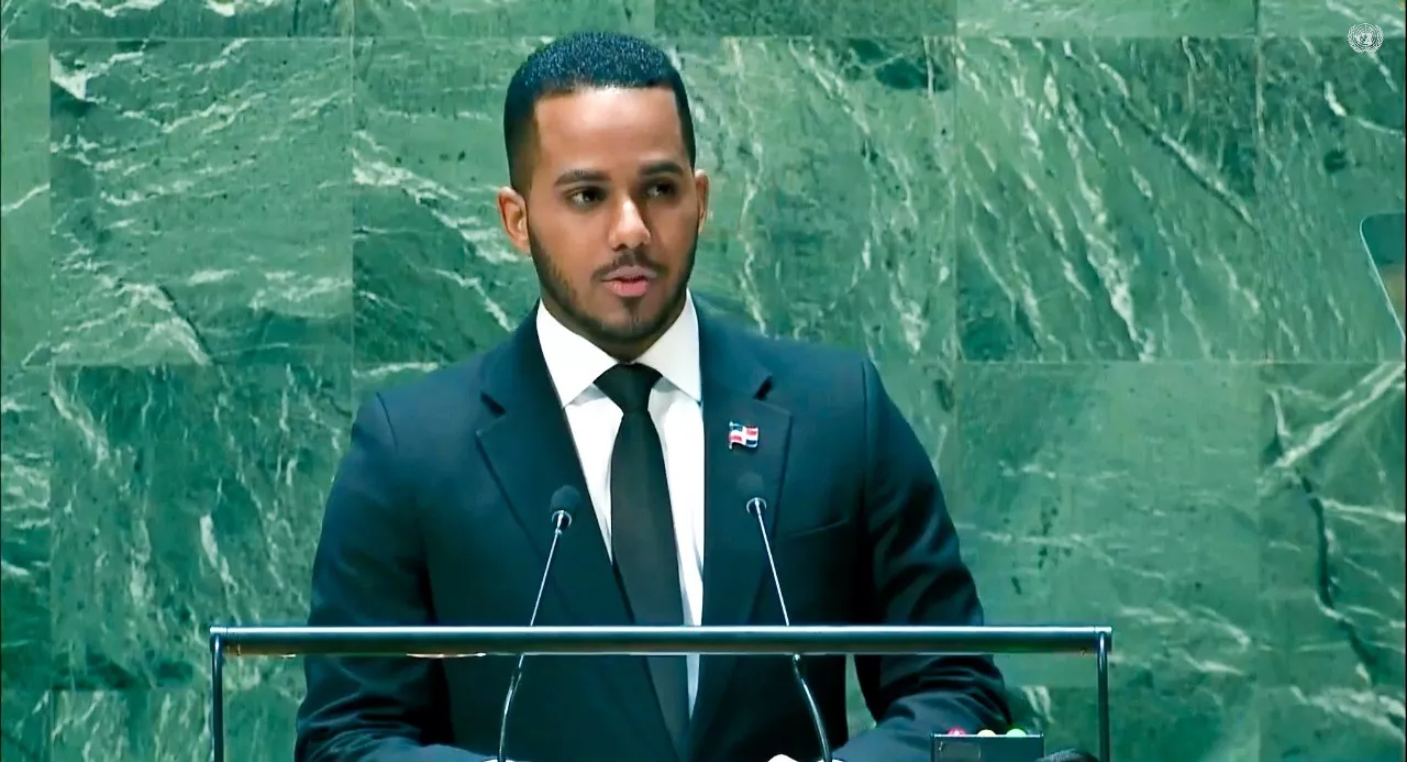 Se refiere a las acciones que desde la institución que dirige está llevando a cabo y su compromiso para aportar al desarrollo sano de la juventud dominicana