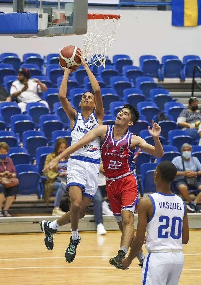 Richard Jefferson Fernández, en ofensiva sobre Daniel Arias, de Puerto Rico.