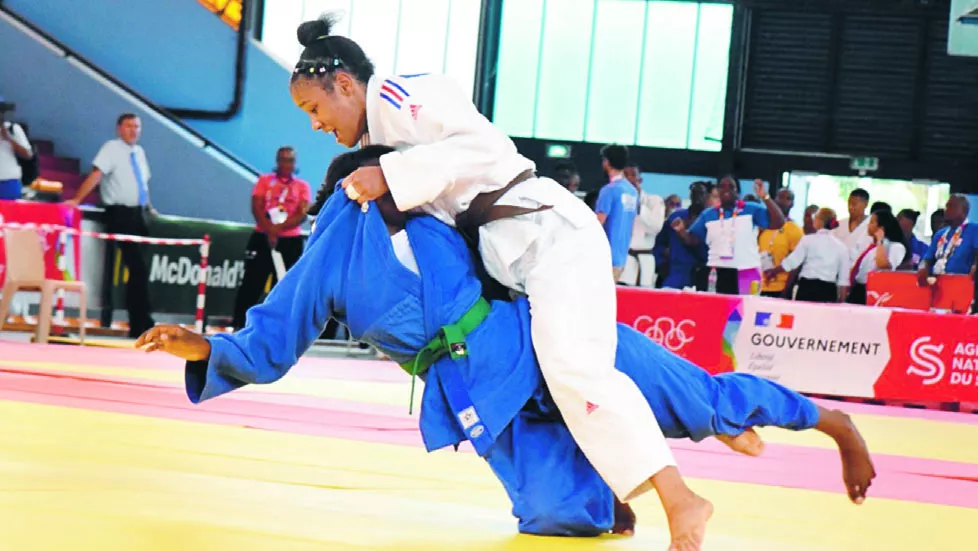 Clara Barinas  somete a su rival para triunfar y llevarse la medalla de  oro  durante el combate de judo anoche.  fuente externa