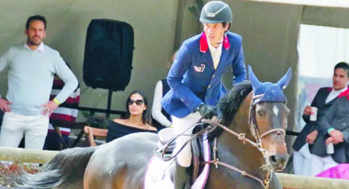 Manuel Antonio Fernández Haché durante su participación en salto de ecuestre.  Externa