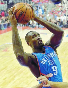 Serge Ibaka, continuará un año más en los Milwaukee.