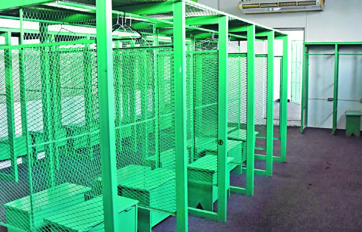 Clubhouses  del estadio Tetelo Vargas que  será sometido  en los próximos días a reparaciones.