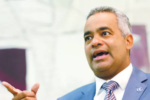 Joel Santos ha trabajado para diferentes bancos y telefónicas.