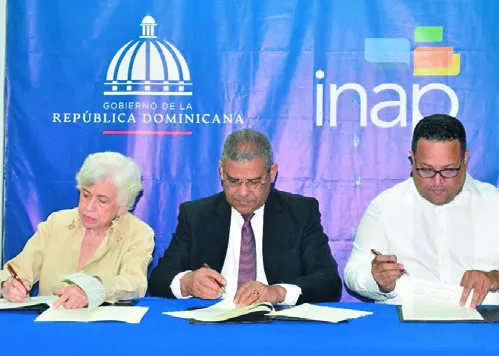 Los tres funcionarios firmaron el documento.