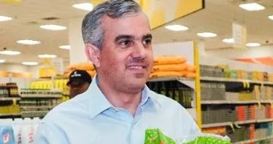 Iván  Hernández Guzmán en en un supermercado.