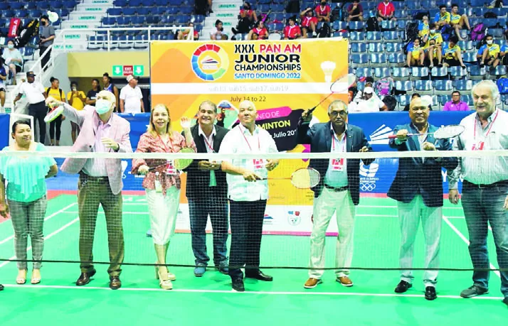 Antonio Acosta, Tammy Reynoso, Radhamés González, Vishu Tolan y Miguel Hernández realizan el sque de honor durante la ceremonia de apertura del evento.   fuente externa
