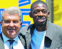 Dembélé,  junto a Joan Laporta, del FC  Barcelona.