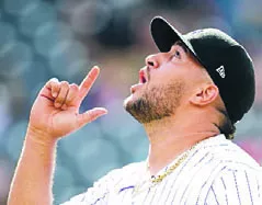 El dominicano Carlos Estévez festeja por el salvamento.  AP