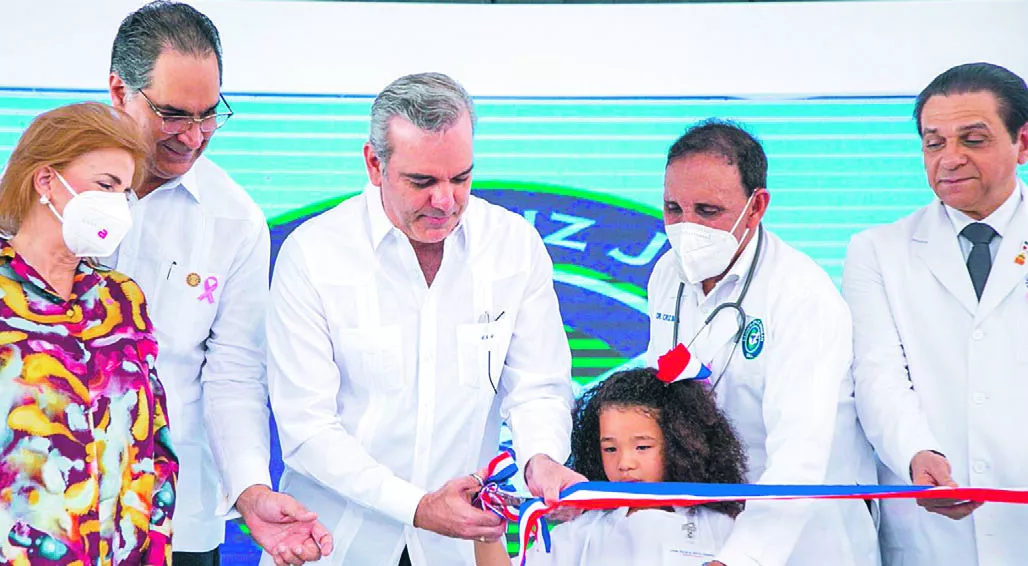 El presidente Abinader realizó el corte de cinta junto al doctor Cruz Jiminián en su clínica de Cristo Rey. josé de león