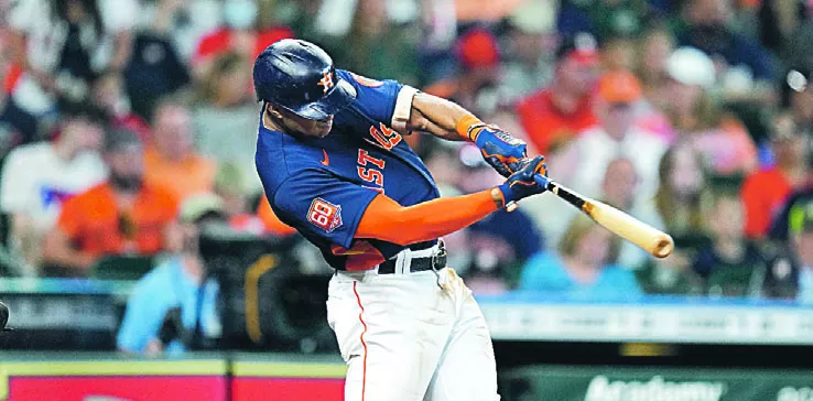 Jeremy Peña ejecuta el swing con el que disparó este domingo un jonrón para Houston .  AP