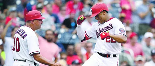 Juan Soto celebra luego de disparar su jonrón 20 para Nats.   AP