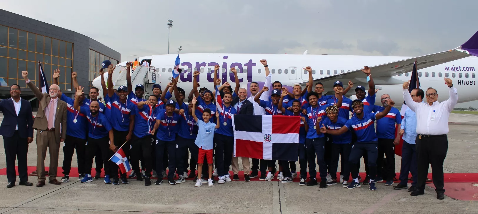 La selección dominicana de fútbol arribó ayer al país tras su loable participación en el Premundial Sub 20 de la Concacaf.